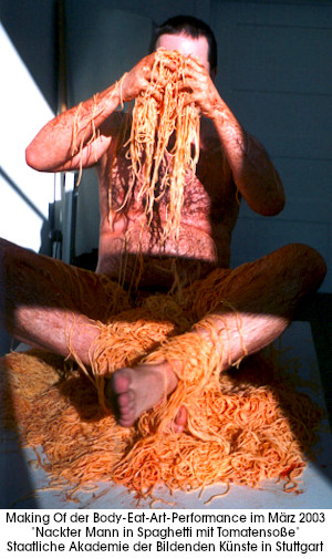 Aktperformance - Messyfun - Body-Eat-Art-Performance Nackter Mann in Spaghetti mit Tomatensoße Staatliche Akademie der Bildenden Künste Stuttgart - März 2003